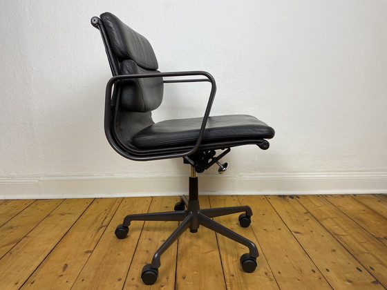 Image 1 of Vitra Soft Pad Chair EA 217 by Charles & Ray Eames bureaustoel