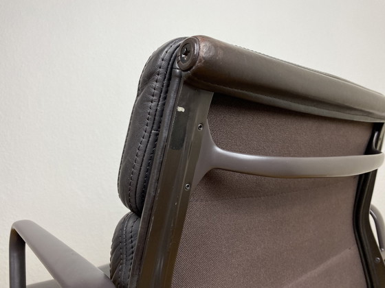 Image 1 of Vitra Soft Pad Chair EA 217 by Charles & Ray Eames bureaustoel