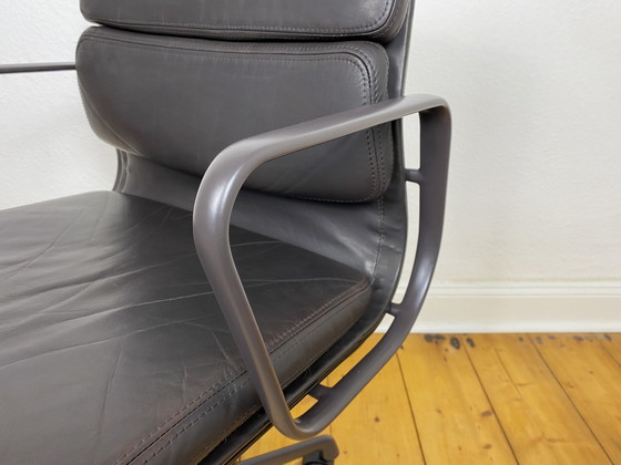 Image 1 of Vitra Soft Pad Chair EA 217 by Charles & Ray Eames bureaustoel