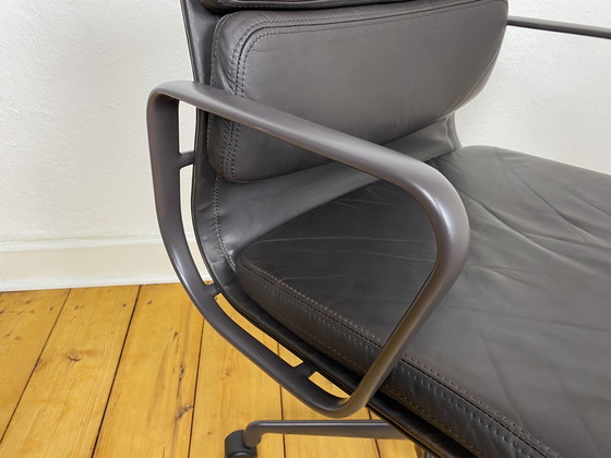 Image 1 of Vitra Soft Pad Chair EA 217 by Charles & Ray Eames bureaustoel