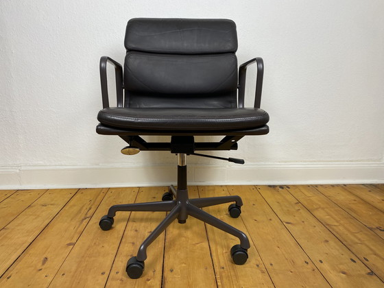 Image 1 of Vitra Soft Pad Chair EA 217 by Charles & Ray Eames bureaustoel