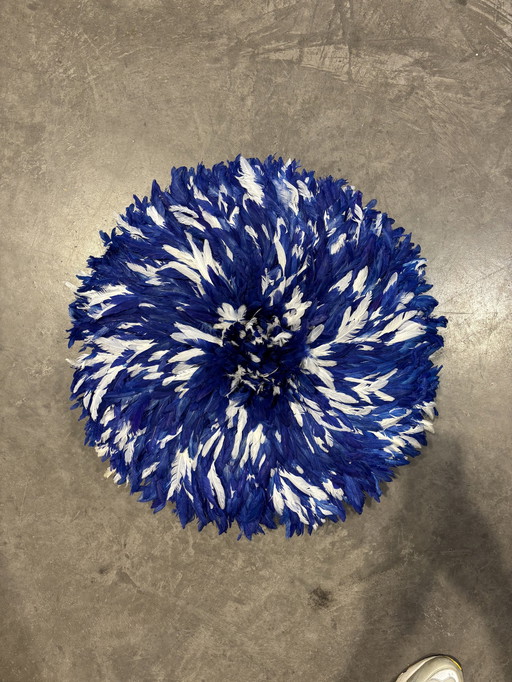 Juju hoed blauw en wit 60 cm - Elegante wanddecoratie met veren