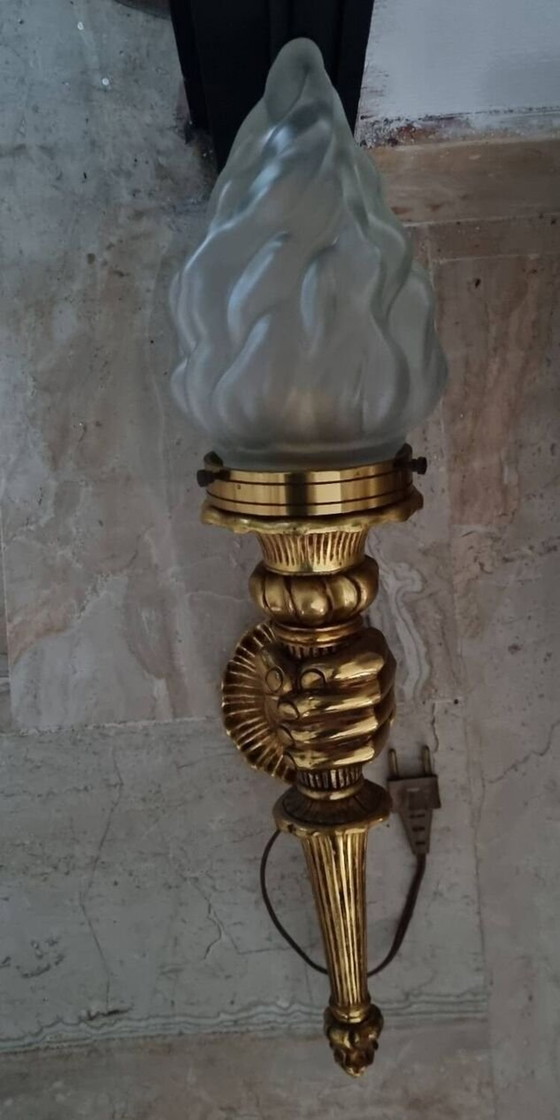 Image 1 of Bronzen wandlamp John Devoluy Nubische hand met fakkel