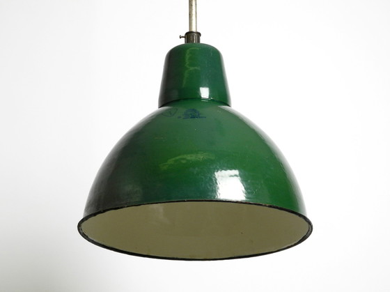 Image 1 of Grote Mid Century industriële geëmailleerde metalen fabriekslamp uit Frankrijk in de originele kleur