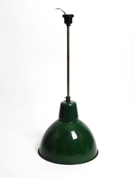 Image 1 of Grote Mid Century industriële geëmailleerde metalen fabriekslamp uit Frankrijk in de originele kleur