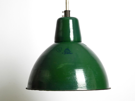 Image 1 of Grote Mid Century industriële geëmailleerde metalen fabriekslamp uit Frankrijk in de originele kleur