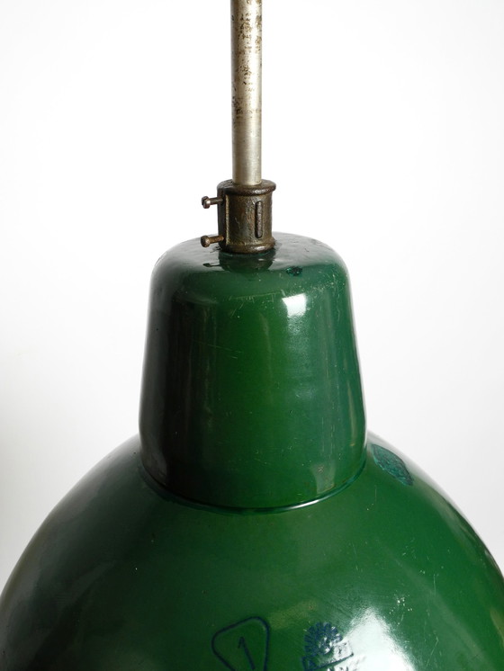 Image 1 of Grote Mid Century industriële geëmailleerde metalen fabriekslamp uit Frankrijk in de originele kleur