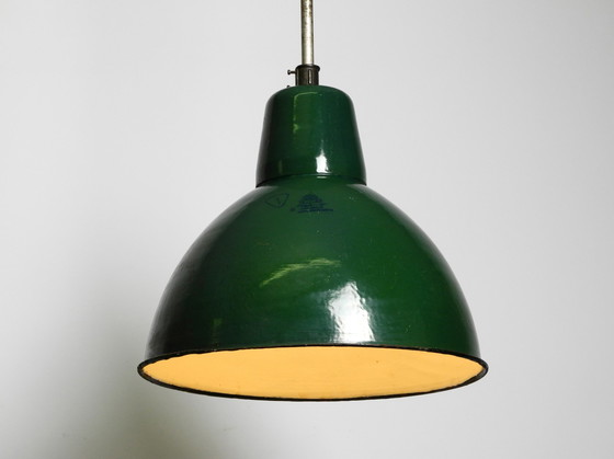 Image 1 of Grote Mid Century industriële geëmailleerde metalen fabriekslamp uit Frankrijk in de originele kleur