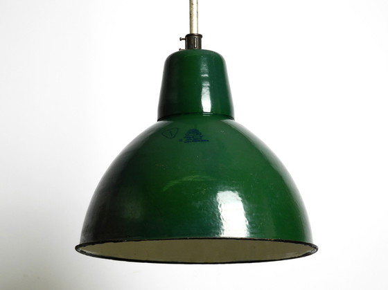 Image 1 of Grote Mid Century industriële geëmailleerde metalen fabriekslamp uit Frankrijk in de originele kleur