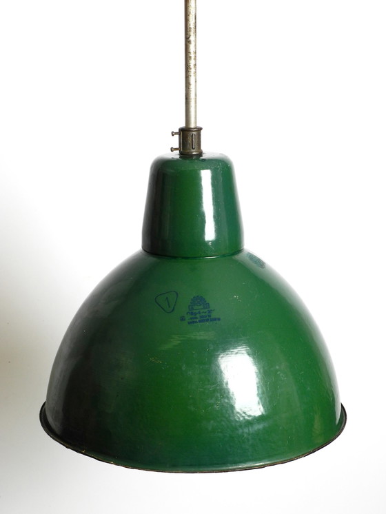 Image 1 of Grote Mid Century industriële geëmailleerde metalen fabriekslamp uit Frankrijk in de originele kleur