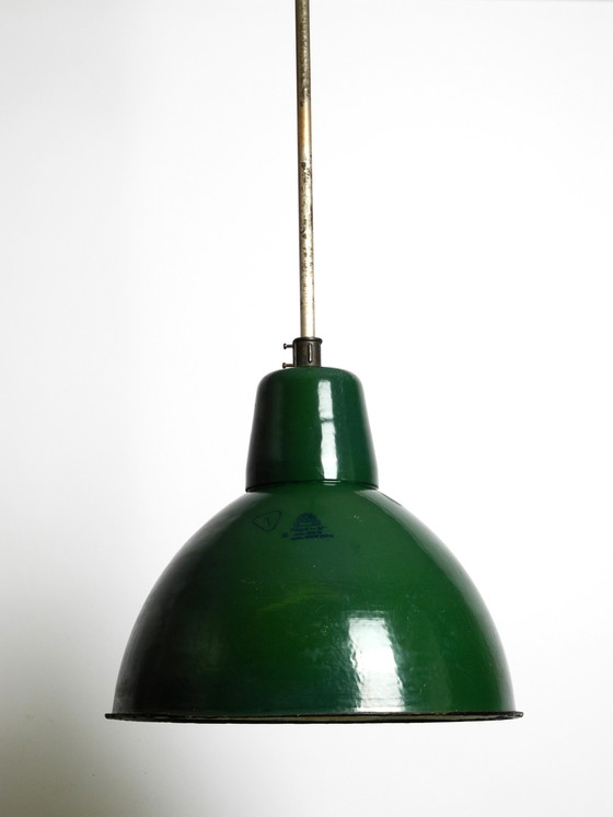 Image 1 of Grote Mid Century industriële geëmailleerde metalen fabriekslamp uit Frankrijk in de originele kleur