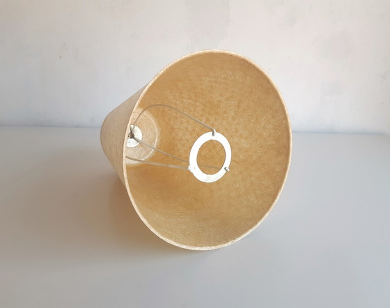 Image 1 of Mid Century Tafellamp Met Houten Lampvoet En Lampenkap Van Glasvezel, Jaren 50 Stijl, Polyester Lamp
