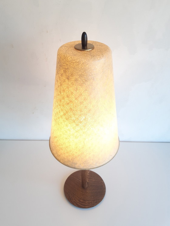 Image 1 of Mid Century Tafellamp Met Houten Lampvoet En Lampenkap Van Glasvezel, Jaren 50 Stijl, Polyester Lamp