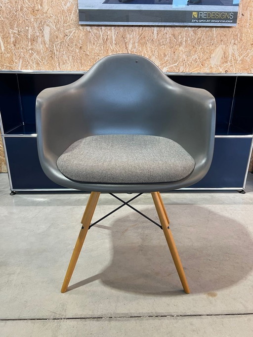 2X Vitra Eames Daw Stoel 