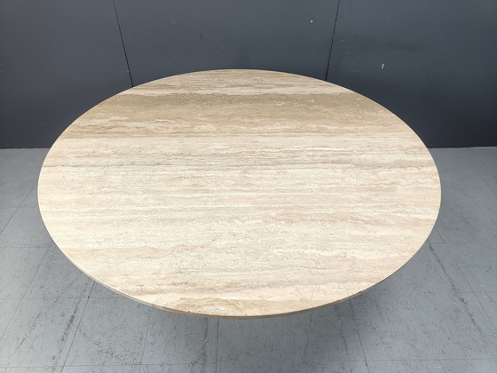 Image 1 of Prachtige eettafel of centertafel van travertijnsteen.  Elegant rond tafelblad.  Goede staat 1970S - Italië Hei