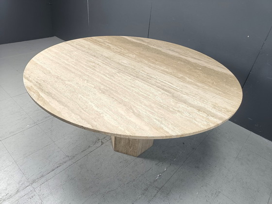 Image 1 of Prachtige eettafel of centertafel van travertijnsteen.  Elegant rond tafelblad.  Goede staat 1970S - Italië Hei