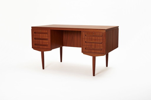 Teakhouten bureau ontworpen door J. Svenstrup voor A.P Møbler, Denemarken, jaren 1960.