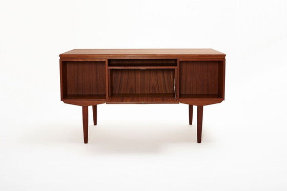 Image 1 of Teakhouten bureau ontworpen door J. Svenstrup voor A.P Møbler, Denemarken, jaren 1960.