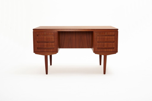 Teakhouten bureau ontworpen door J. Svenstrup voor A.P Møbler, Denemarken, jaren 1960.