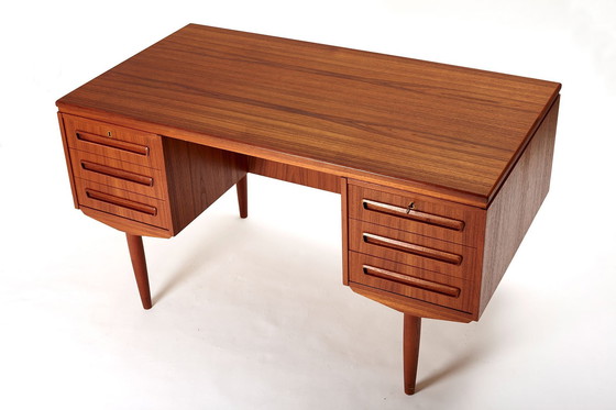 Image 1 of Teakhouten bureau ontworpen door J. Svenstrup voor A.P Møbler, Denemarken, jaren 1960.