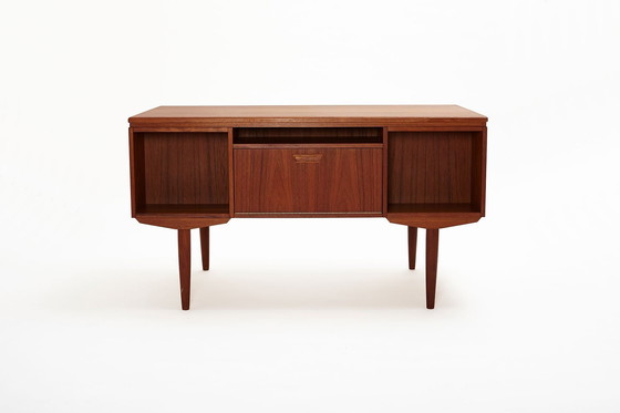 Image 1 of Teakhouten bureau ontworpen door J. Svenstrup voor A.P Møbler, Denemarken, jaren 1960.