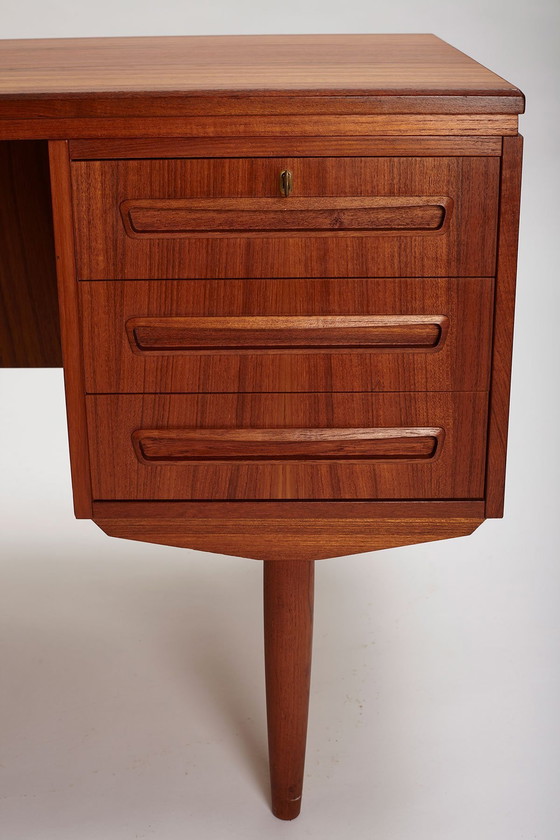 Image 1 of Teakhouten bureau ontworpen door J. Svenstrup voor A.P Møbler, Denemarken, jaren 1960.