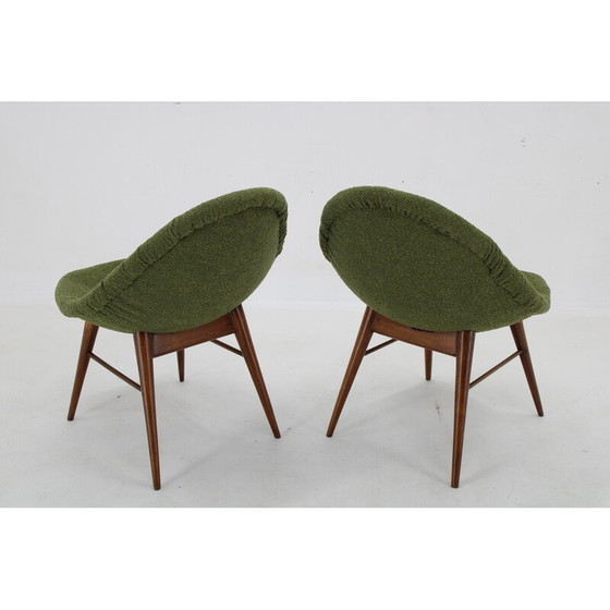 Image 1 of Paar vintage kuipstoelen in hout en groene Boucle stof, Tsjecho-Slowakije 1960
