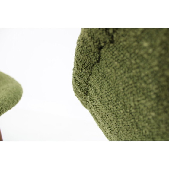 Image 1 of Paar vintage kuipstoelen in hout en groene Boucle stof, Tsjecho-Slowakije 1960