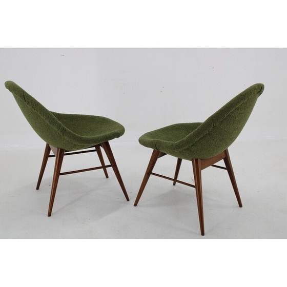 Image 1 of Paar vintage kuipstoelen in hout en groene Boucle stof, Tsjecho-Slowakije 1960