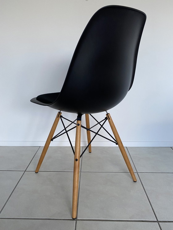 Image 1 of 2x Eames Plastic Bijzetstoel DSW