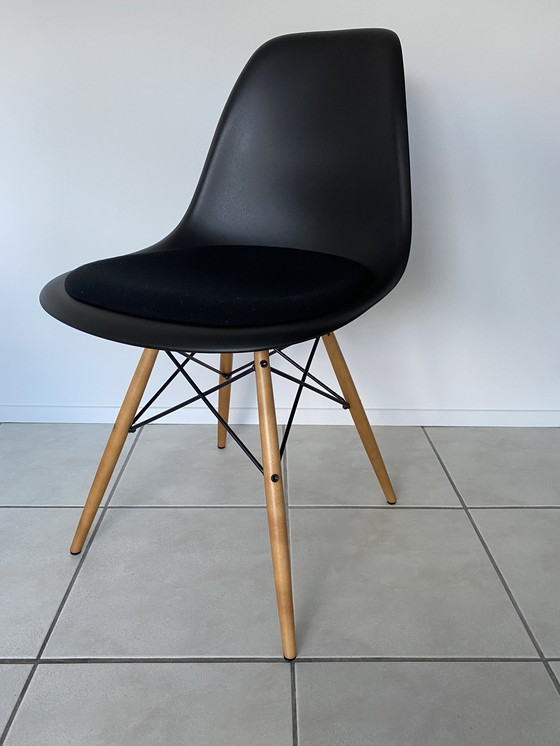 Image 1 of 2x Eames Plastic Bijzetstoel DSW