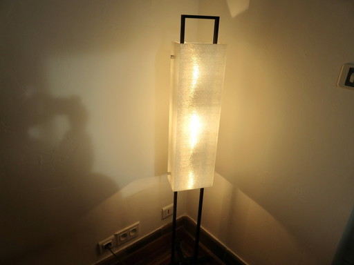 Maison Arlus vloerlamp, Frankrijk, 1960, Perspex, Verchroomd messing, Zwart gelakt metaal