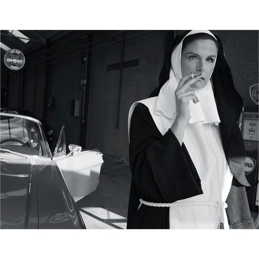 Nun vintage litho van Alain Daussin, 2019