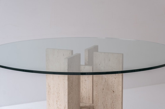 Image 1 of Travertijn tafel met sculpturale voet ontworpen en vervaardigd in de jaren 70.