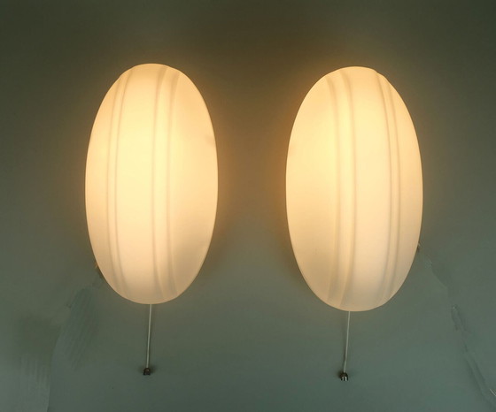 Image 1 of paar ovale putzler SCONCES wit glas satijnglas 1970-1980