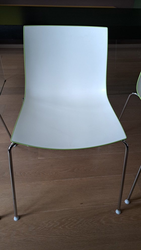 Image 1 of 8x Arper Catifa 46 stoelen groen-wit