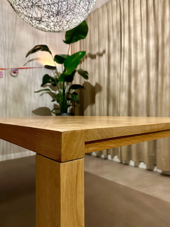 Image 1 of Eetkamertafel Essenza Van Het Merk Arco Uitgevoerd In Eiken Mat A30