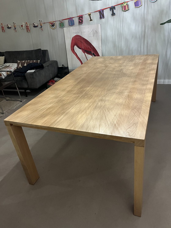 Image 1 of Eetkamertafel Essenza Van Het Merk Arco Uitgevoerd In Eiken Mat A30
