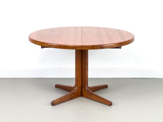 Image 1 of Deense ronde teakhouten eettafel met verlengstuk, 1970S