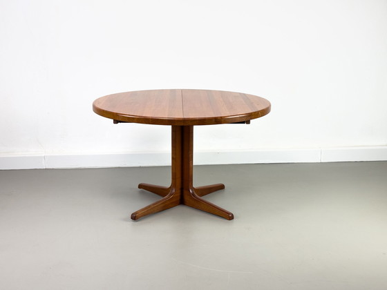 Image 1 of Deense ronde teakhouten eettafel met verlengstuk, 1970S