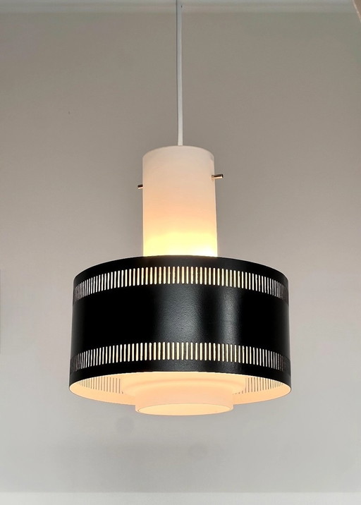 Scandinavische opaline en gelakt metalen hanglamp uit de jaren 50.