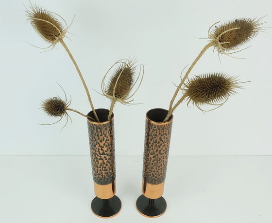 Image 1 of set van 2 koperen VASES met voet brutalistisch minimalistisch ontwerp 1960