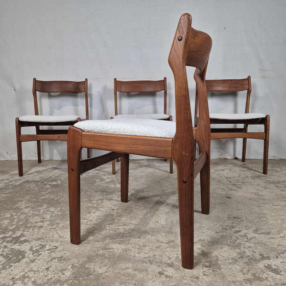 Image 1 of 4 vintage Deense eetkamerstoelen jaren 60 teak Bouclé 60s