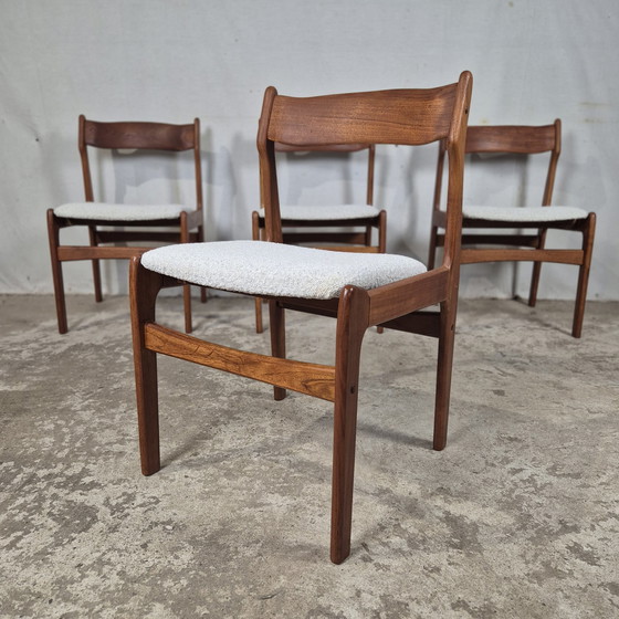 Image 1 of 4 vintage Deense eetkamerstoelen jaren 60 teak Bouclé 60s