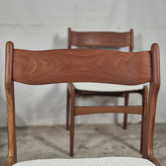 Image 1 of 4 vintage Deense eetkamerstoelen jaren 60 teak Bouclé 60s