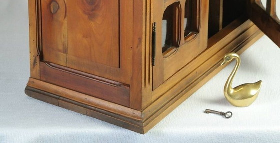 Image 1 of Massief notenhouten vitrinekast uit midden 20e eeuw