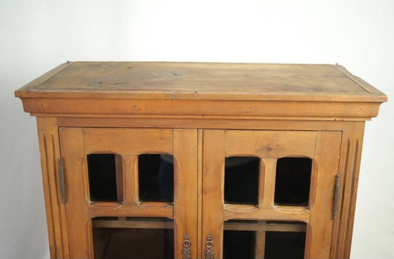 Image 1 of Massief notenhouten vitrinekast uit midden 20e eeuw