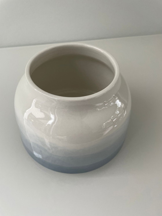 Image 1 of Aardewerk Vaasje Met Lichtblauw Decor