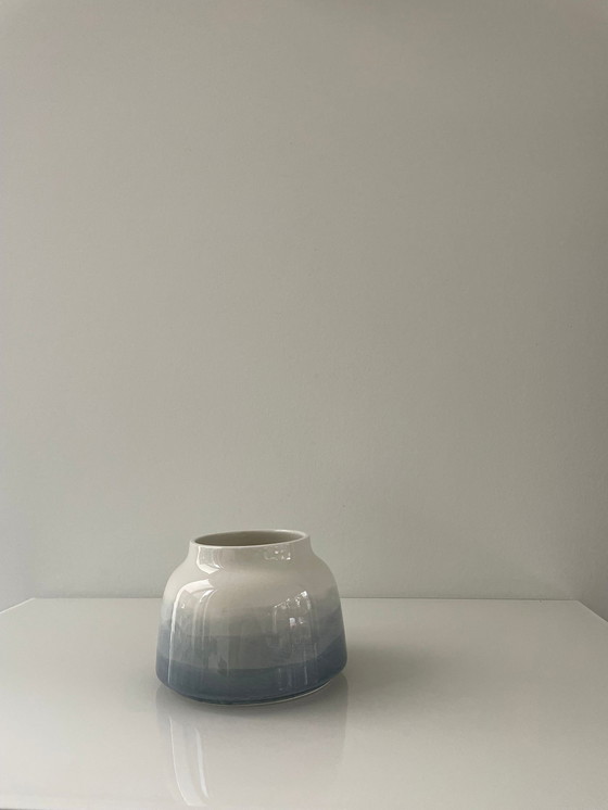 Image 1 of Aardewerk Vaasje Met Lichtblauw Decor