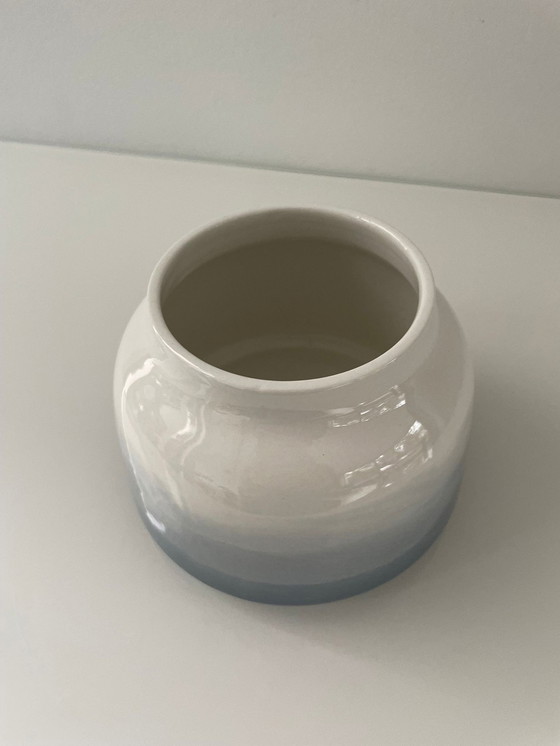 Image 1 of Aardewerk Vaasje Met Lichtblauw Decor